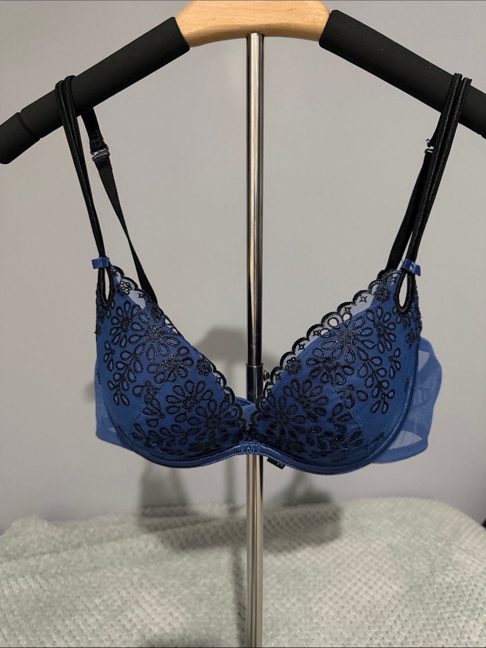Victoria's Secret Blue Underwire Lace Bra with Black Embroidery